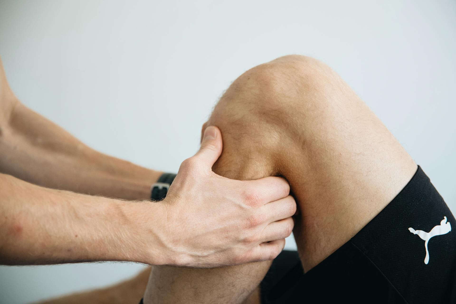 Image of knee decompression therapy for joint pain relief treatment session